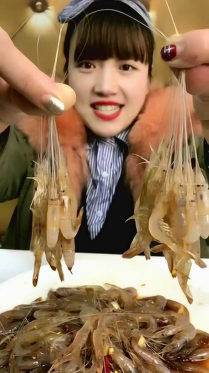 美女生吃小白虾凉拌一下拿着筷子就能吃你这样吃过虾吗