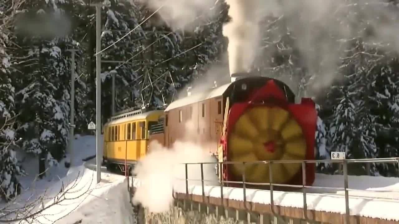 冬天大雪纷飞拍下一个会吃雪的火车让人无法相信