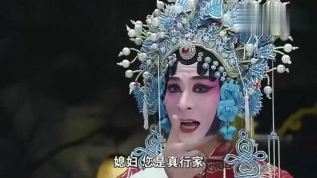 土匪为讨媳妇开心,亲自上演叼盘子,怎料手下伺候不当瞬间恼火