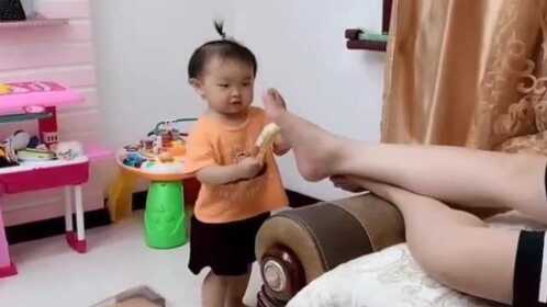 闺女真调皮，竟然用鞋刷挠爸爸脚心，看到小情人的表情笑死我了！