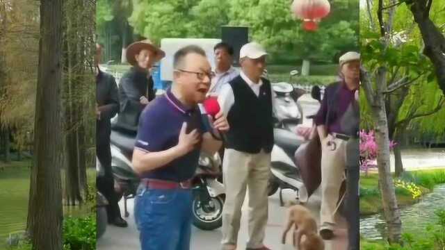 淮剧名家戴建民到建湖西塘河畔 与戏迷朋友互动并演唱淮剧