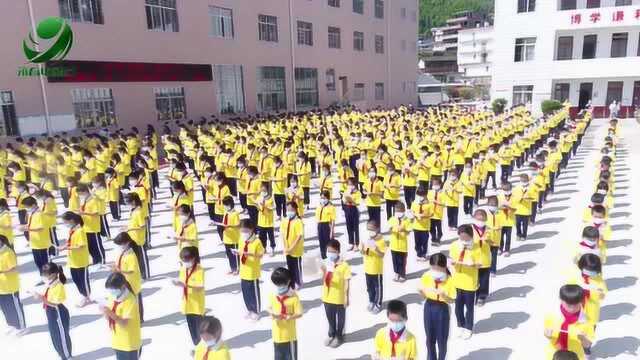 乌石学校700人国旗下齐诵“少年中国说”