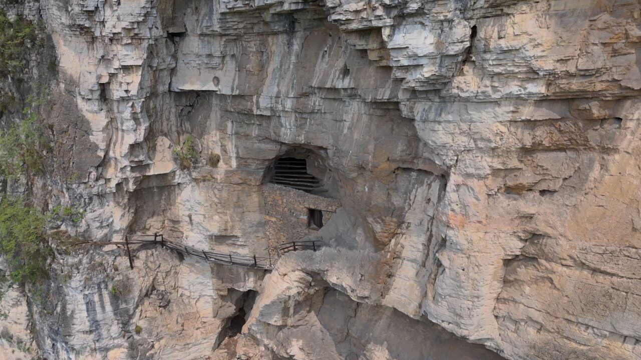 秦岭发现神秘山洞,小伙翻山越岭进入,里面发现古人物品