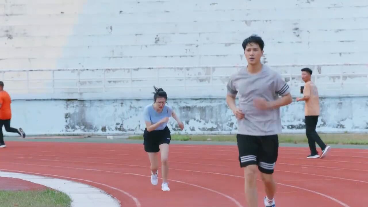 女孩跑圈累虚脱,师兄将她拽起来,下秒就像打鸡血