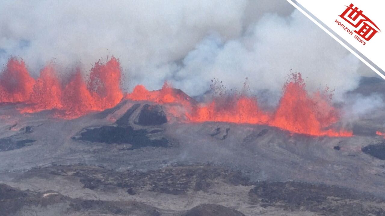 航拍:冰岛雷恰角半岛发生火山喷发 裂缝带喷出岩浆高达50米