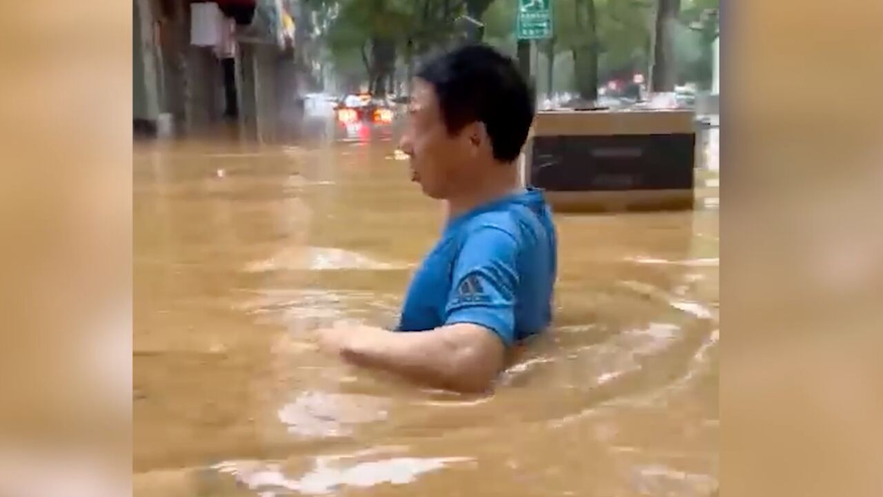 湖南平江特大洪灾亲历者:水涨至肩膀时开车往高处逃,其间挪车3次