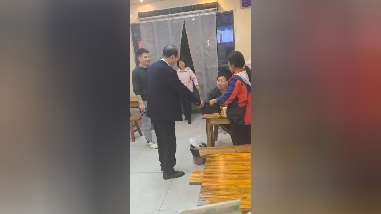 收废品夫妇捡钱包归还,失主拿数千元感谢费被拒多次,放200离开