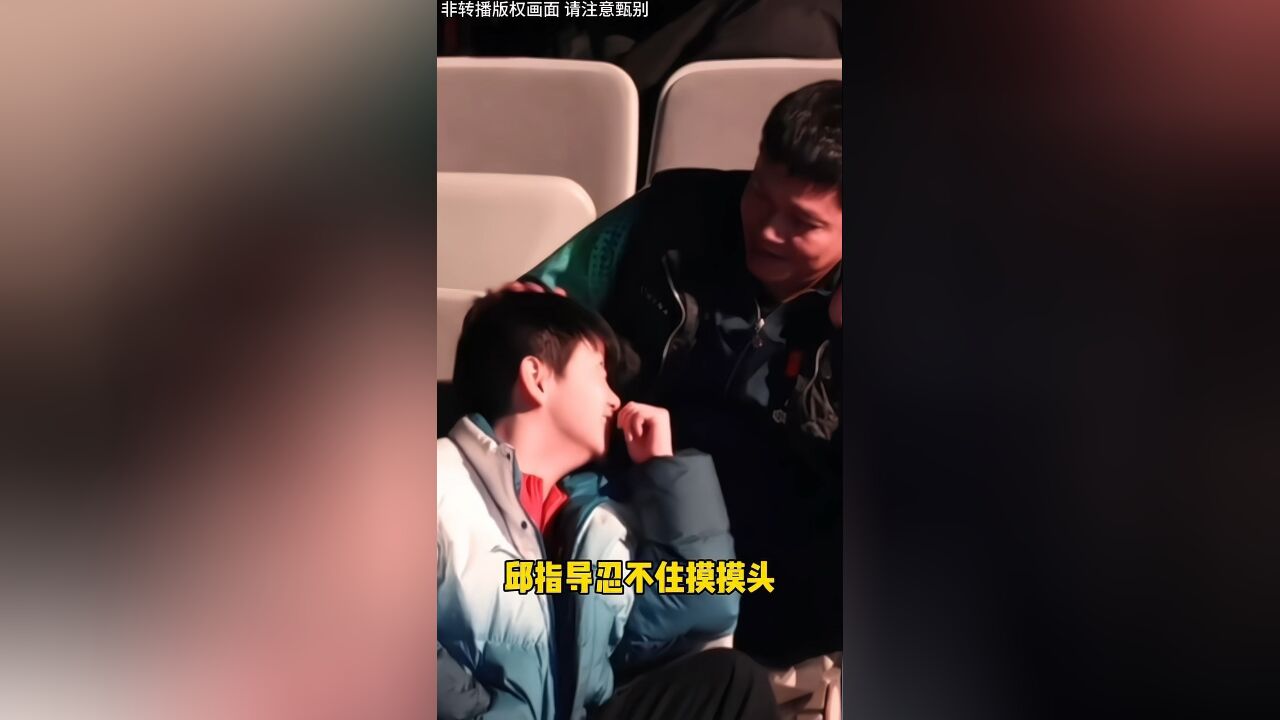 好姐妹曼昱跟好搭档大头包揽福冈总决赛男女单冠军,看台上的莎莎还被邱指导来个摸头杀