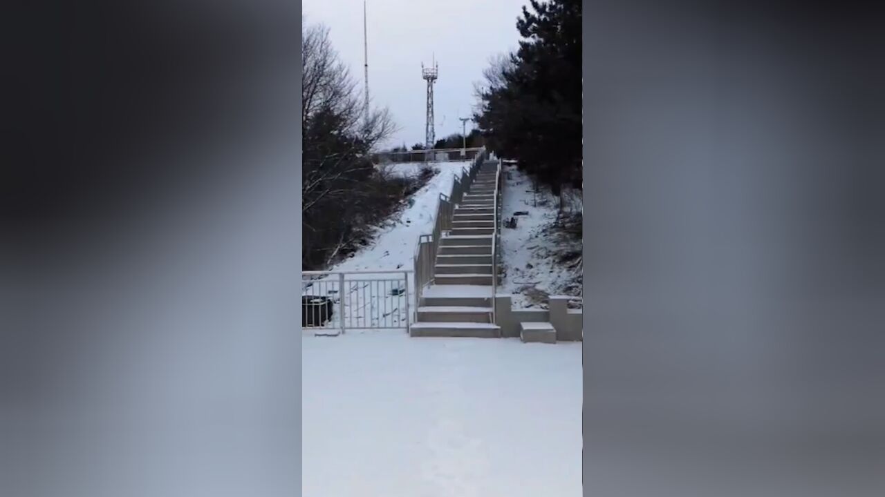 今冬首场寒潮来袭!北京延庆佛爷顶出现降雪,地面白茫一片披上“冬装”