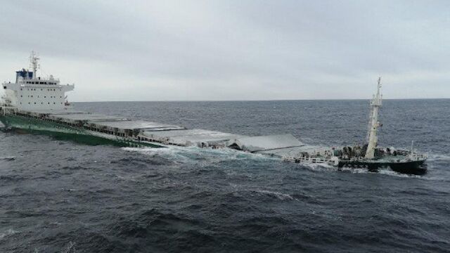 现场!俄媒称一艘中国货船在鞑靼海峡沉没 21名船员获救无人受伤