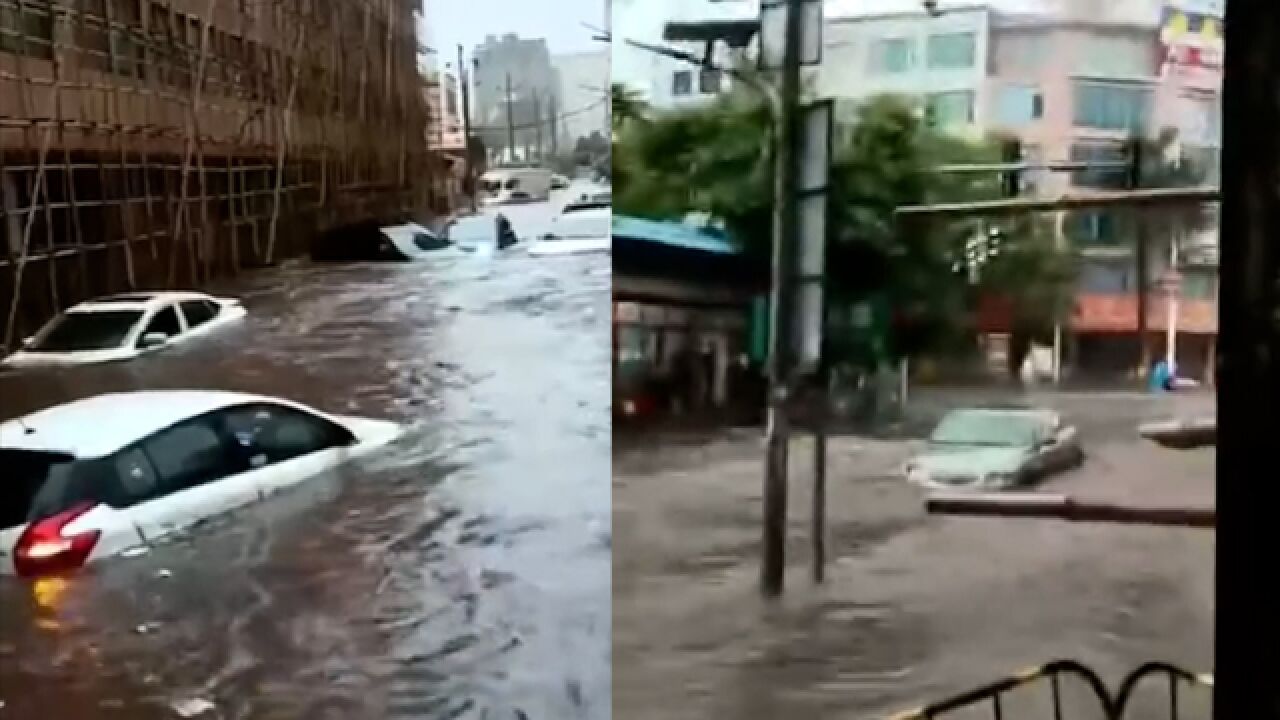 广东湛江徐闻突降暴雨 部分街道出现积水水位淹没轿车引擎盖