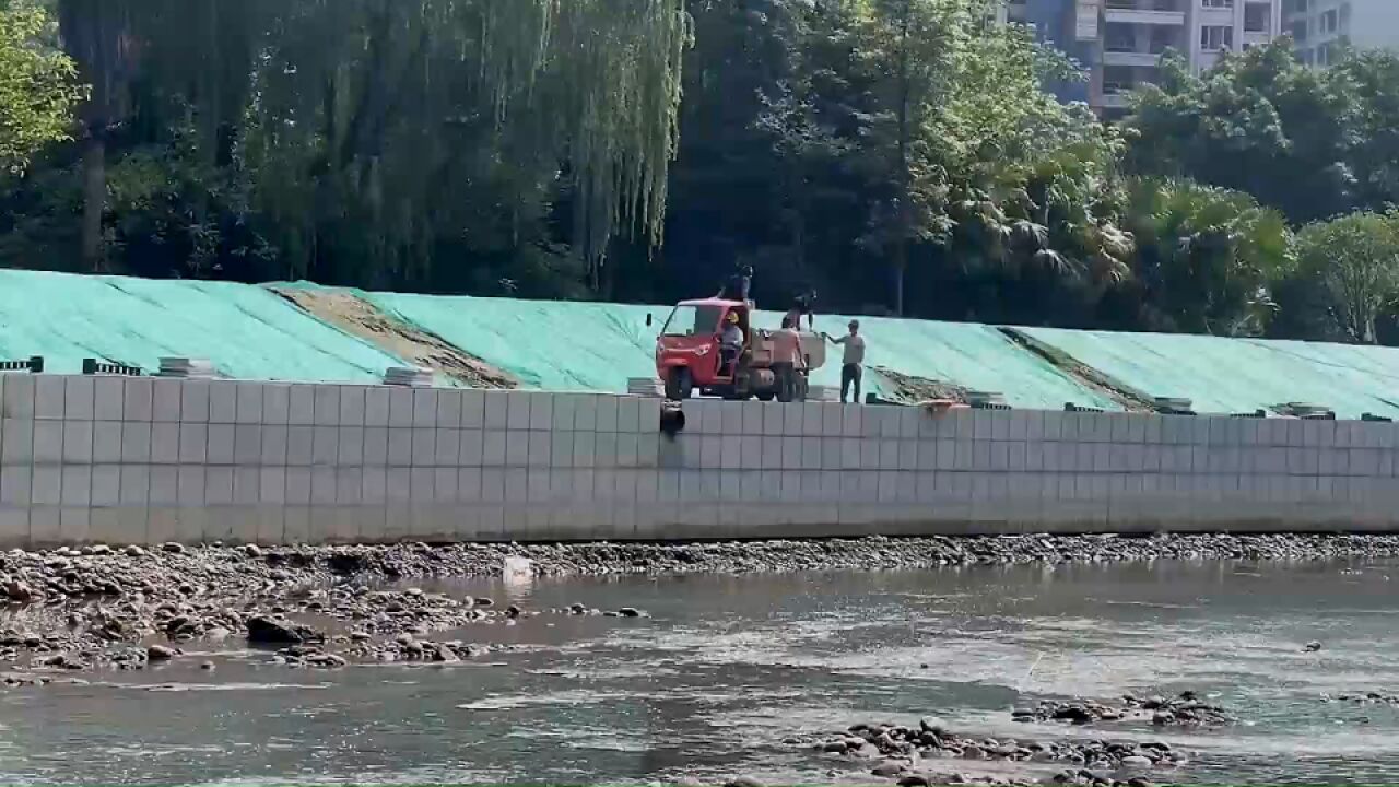 四川成都一河道被贴瓷砖?水务局回应:所用石材为花岗岩