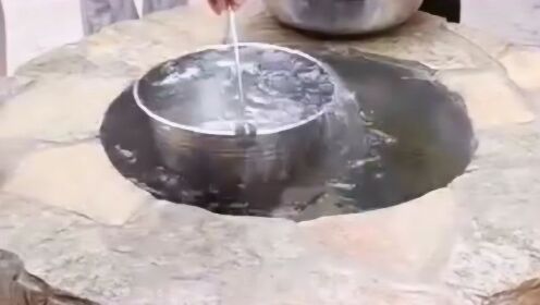 井里一直往外溢水，这水质很清澈，真是大开眼界！ - 腾讯视频