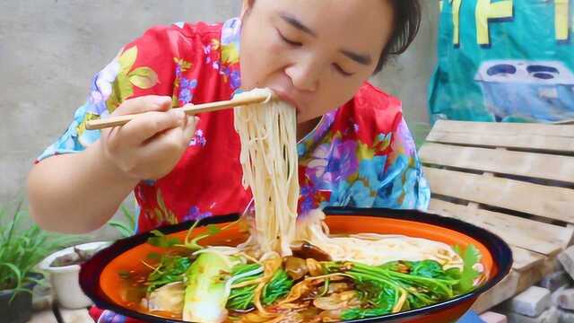 苗大姐种完地,大干一碗牛肉粉,肉量太足吃得好爽