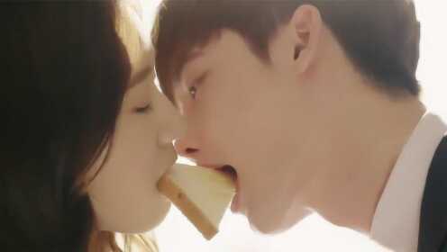 灰姑娘给总裁系领带,谁知总裁却咬着她嘴上的面包亲吻起来,太甜蜜啦