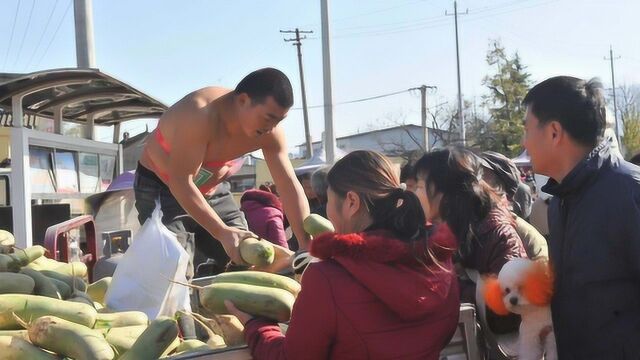 西安萝卜哥裸上身寒冬叫卖 自称穿着“真皮大衣”不冷