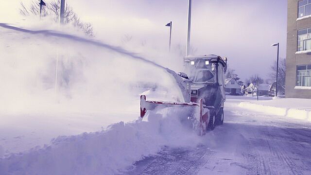 大雪封路,迷你铲雪车大显神威,一边铲一边玩