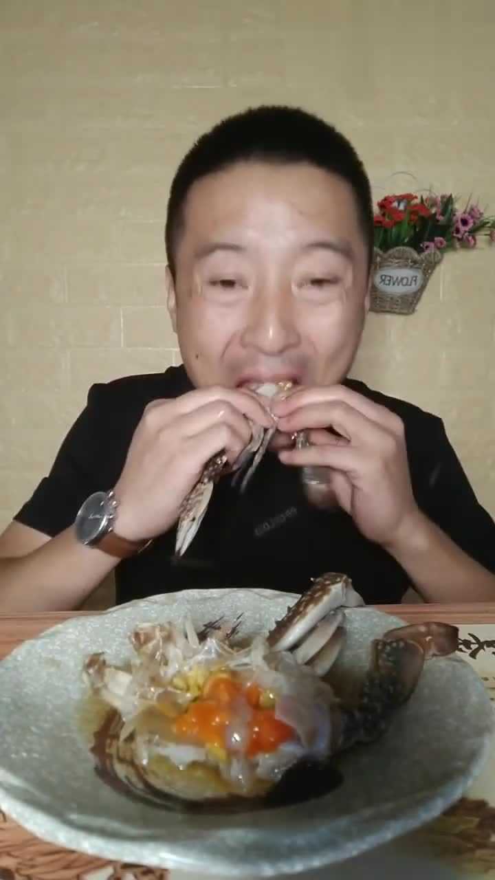 我真服了东北吃播大哥整只生螃蟹直接开吃简直不要命啊