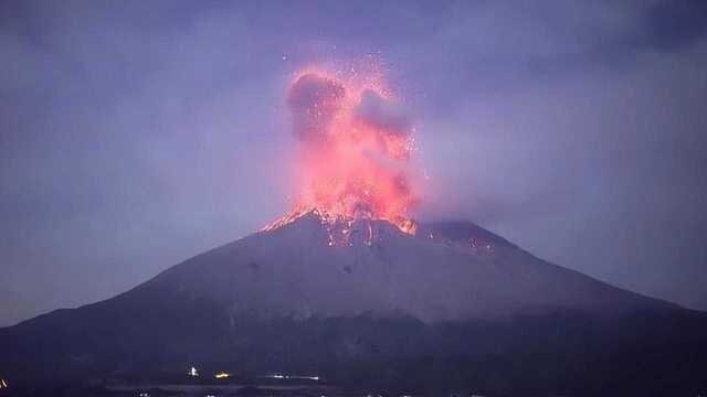 火山喷发的瞬间,美到窒息,你见过吗?