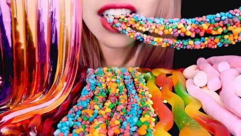 吃播:小姐姐吃果冻糖,看样子就很好吃!