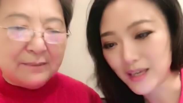 美女要下播,粉丝打出“丈母娘”,女儿瞬间拉下脸,老太太高兴了