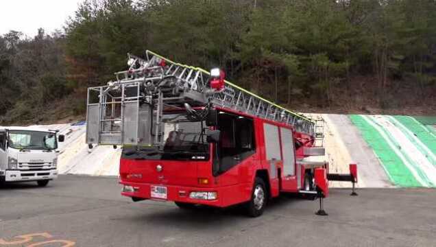 买了一辆二手的日野消防车,梯子可以伸长40米