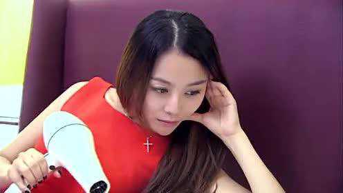 富二代睡醒要老婆挠痒,谁知老婆换了一个女人,当场就懵了