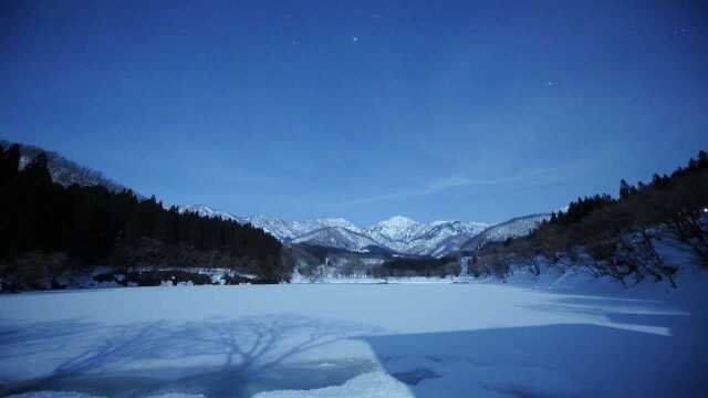 延时摄影月光与银河超美的雪原星空画面