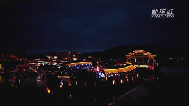 夜游“东方第一村” 夏日旅游添新意