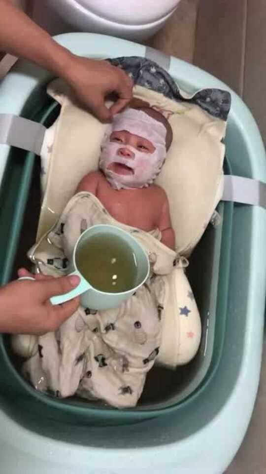 给刚出生孩子洗澡，直接往嘴里灌水，这妹子肯定不是亲妈！