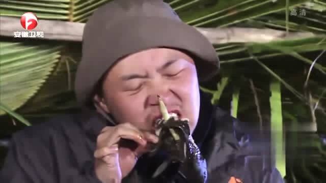 野外求生捕获大鱼,杜海涛看得眼睛都直了,咽口水的表情太可爱!