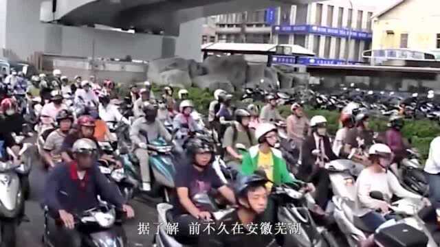 汽车等红灯被电动车追尾,汽车车主要赔医药费?法官这样判决!