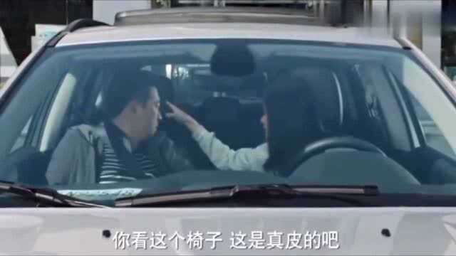 男子刚从老板拿完工资,就给别人买车,买完却靠拖车运回