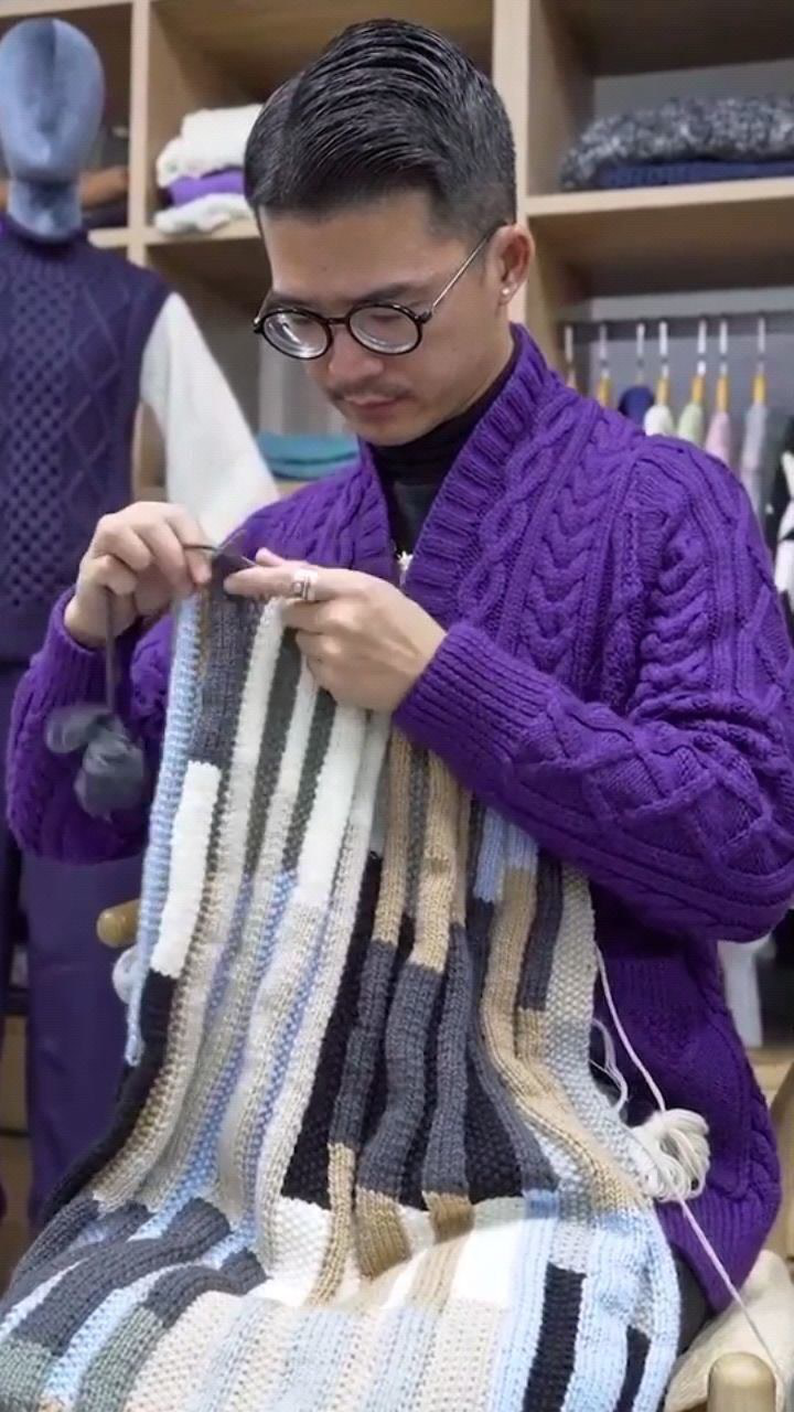 欣赏一下这织毛衣的男人