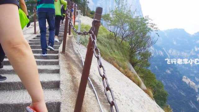 旅者实拍华山上的登山栈道,很多地方都只有一米宽,两边都是悬崖