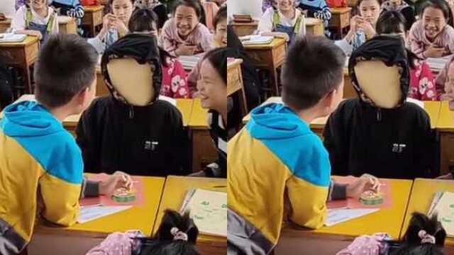 小学生课间十分钟古灵精怪扮相逗乐网友 露脸的一瞬间笑容明媚