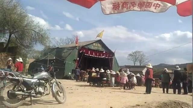 宁夏秦剧团在通渭牛坡演出,附近的人都在牛树梅祠堂里寻根问祖