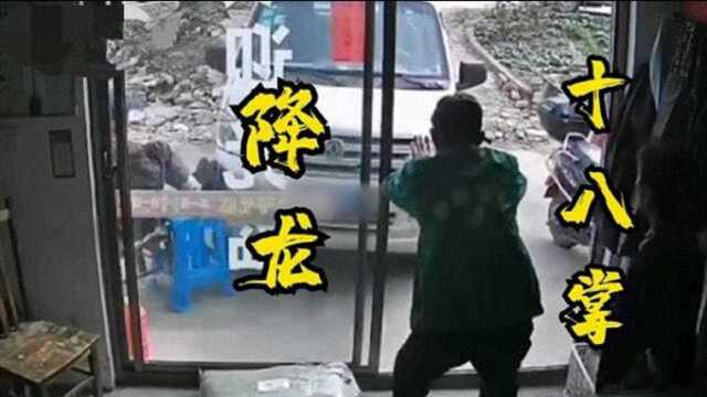 常熟一辆无人驾驶面包车冲进超市,大爷大吼:你不要过来!