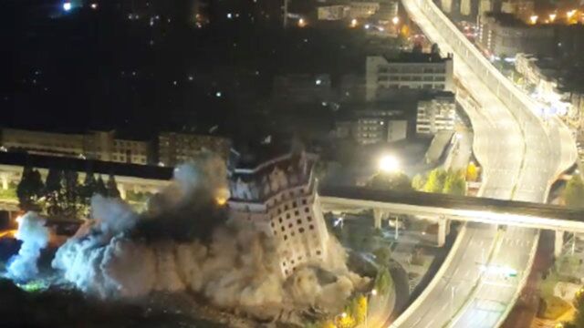 武汉太平洋大厦凌晨爆破拆除 楼体瞬间倒塌烟尘四起