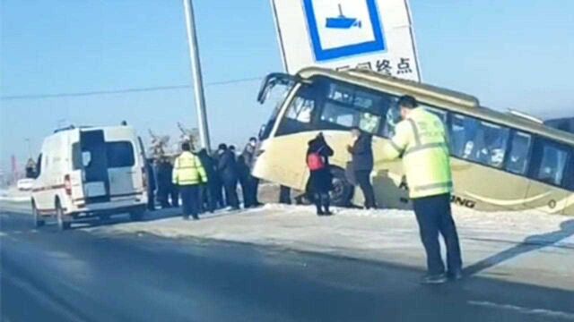 黑龙江汤原县大客车冲出公路 官方:致1死6伤