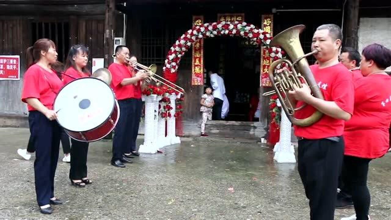 湖南农村小伙结婚请的西乐队吃酒席之前先列队吹一曲气氛带到了高潮