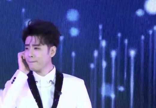 张云雷演唱歌曲《牵挂》,虽然话筒、耳返都有问题,但是现场版依然绝了