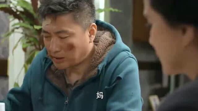 男子卷走财产带情人私奔,如今一身伤回来,原来是想骗母亲的拆迁款!渣男!