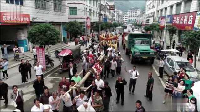 湖南农村出殡,8人抬大棺材,场面恢弘大气,死了也有面子