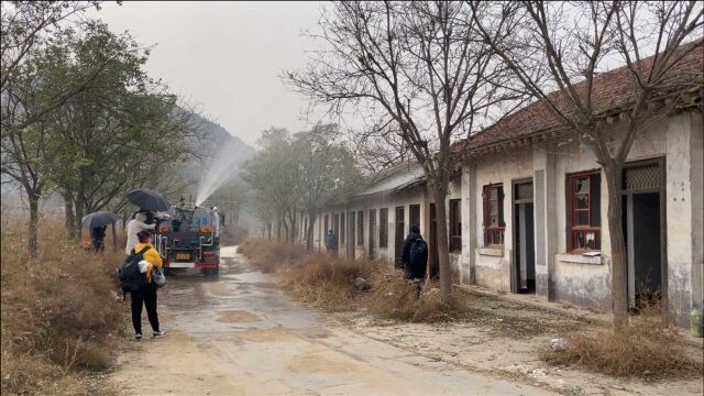 某剧组拍电影需要雨戏,动用洒水车人工降雨,从远处一看就露馅了