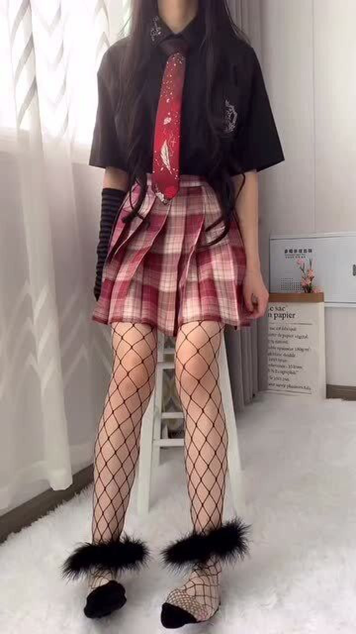 jk制服配渔网袜有点好看