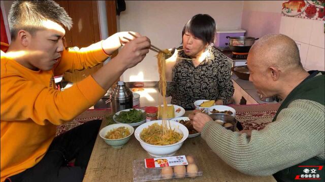 大同人最爱吃的主食,黍子面黄糕,搭配上山药土豆粉,真不赖