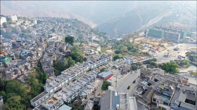 航拍云南红河县城,云端之上,山脊悬崖边,与山下河谷落差1500米