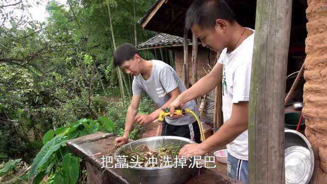 农村四哥:王四在挖土,堂弟过来帮忙,忙完整了一道美食,还不错