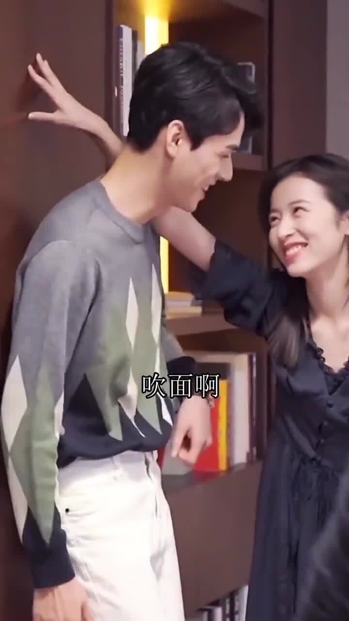 龚俊周雨彤拍戏现场周雨彤对着脖子吹气结果龚俊嫌弃然后笑场